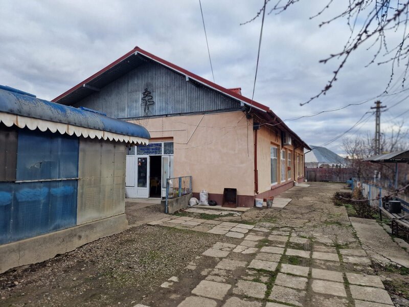 Buciumi. Se ofera spre vanzare / inchiriere cladire cu spatiu comercial
