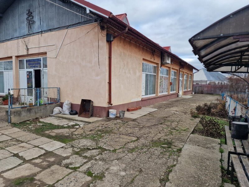 Buciumi. Se ofera spre vanzare / inchiriere cladire cu spatiu comercial