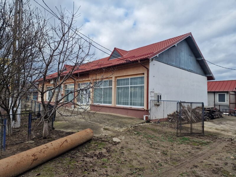Buciumi. Se ofera spre vanzare / inchiriere cladire cu spatiu comercial
